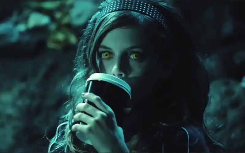 嗜血破晓:吸血鬼统治未来世界,就连街边的咖啡店,卖的都是血!