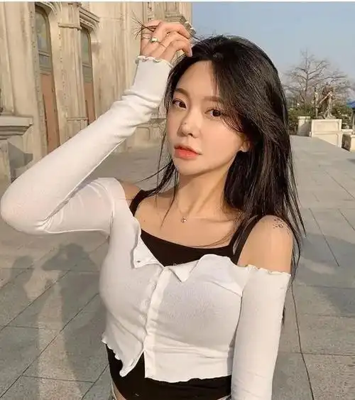 单穿吊带会显得比较暴露,外面叠穿一件白色开衫会更好,肩线好看的话还