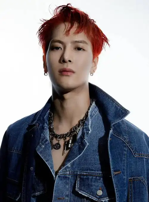 王嘉尔最新的熊猫团发色曝光