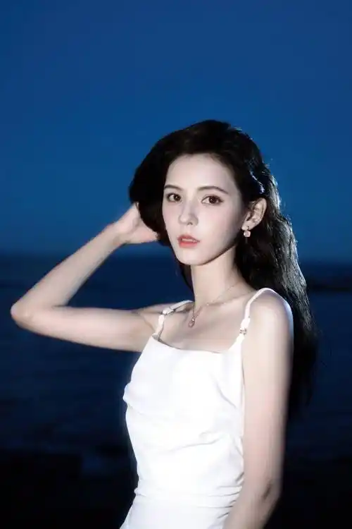 张予曦cos玛丽莲梦露,金发红唇身姿曼妙尽显时尚,红唇太撩人_来自