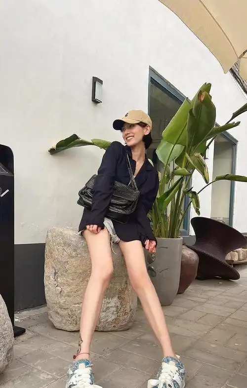 李晓峰否认工作人员的回应疑默认恋情, 刘恺威频繁上线不敢承认