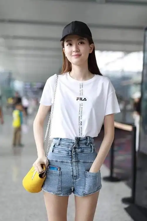 乔欣腿长穿衣也任性穿的牛仔短裤两个屁兜缝前面真够潮的