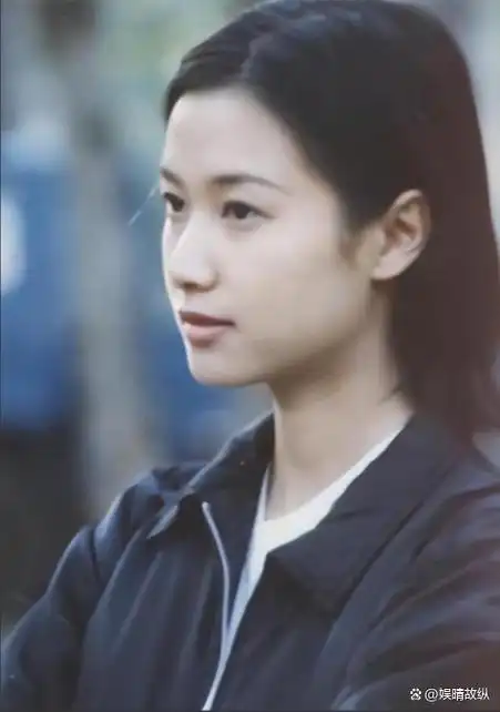 从徐静蕾小时候开始,徐父就对她实行近乎军事化的管理,要求她不仅要