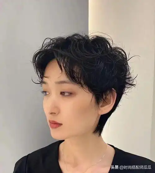别再留黑长直了很俗今年流行这3种短烫发时尚又减龄