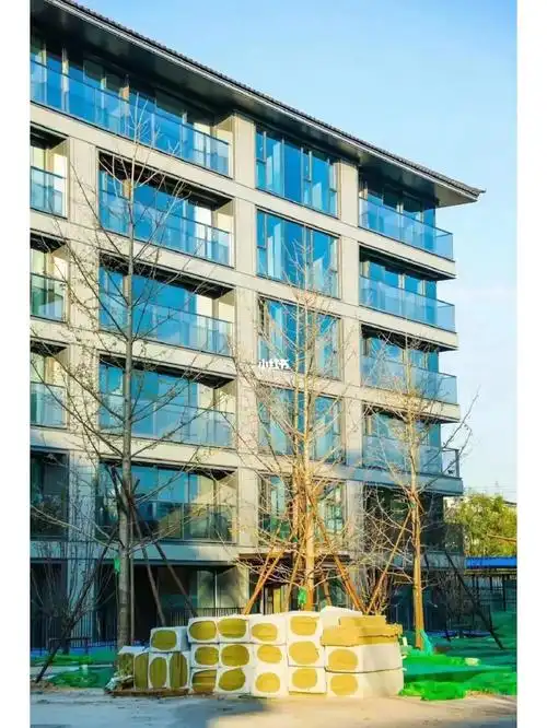 西山别墅区的【融创香山壹号院】开始种植园林了,这北京少有的大阳台