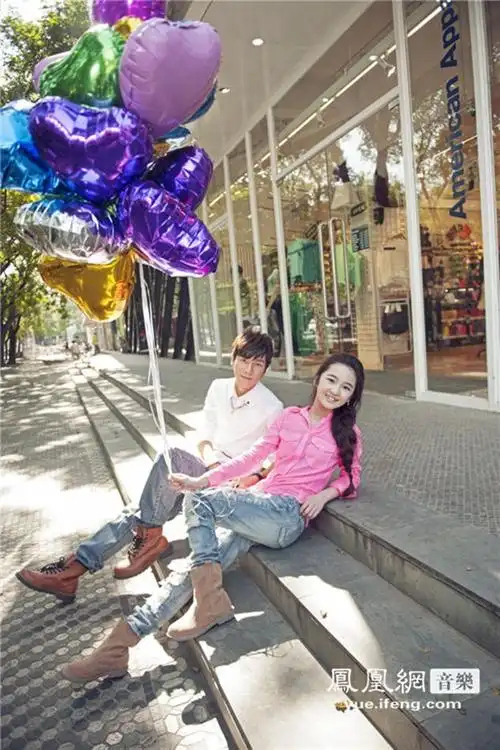 mi2曝光抢眼街拍写真俊男美女被赞天作之合