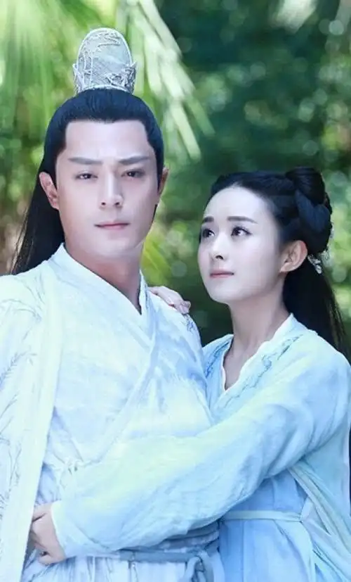 郑爽为工作人员发声:买水从我片酬里扣!网友:二手短裤卖出去了