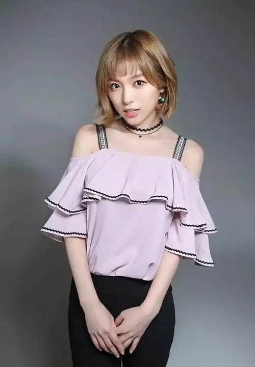 小姐姐衣服的链接在这里:   孔肖吟:一字领微露最性感 略带性感的一字