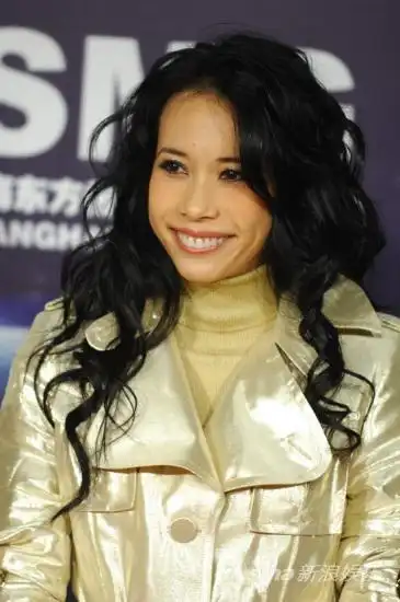 图文:09mtv超级盛典红毯-莫文蔚露齿性感迷人