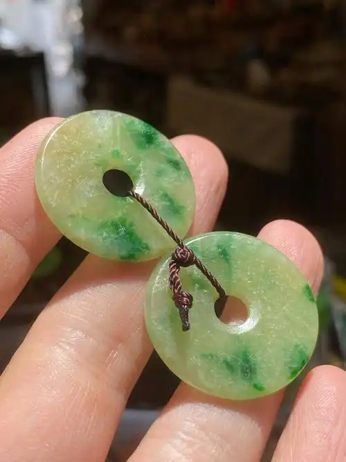 一对清代老翡翠耳片斑驳的绿