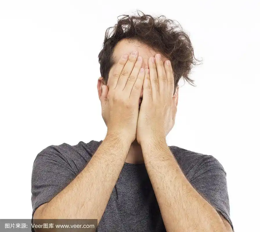 一个抑郁的男人用手捂着眼睛