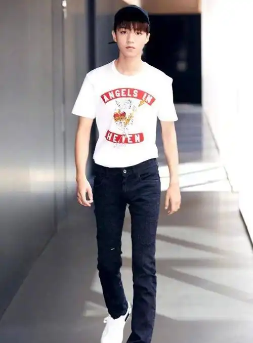 清凉夏季穿搭,王俊凯用黄金比例身材演绎得太完美,又潮又倜傥_男性