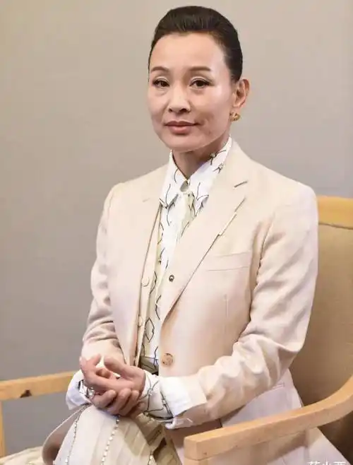 原创陈冲又美了出新高度壮硕身材穿吊带连衣裙饱满曲线太惊艳