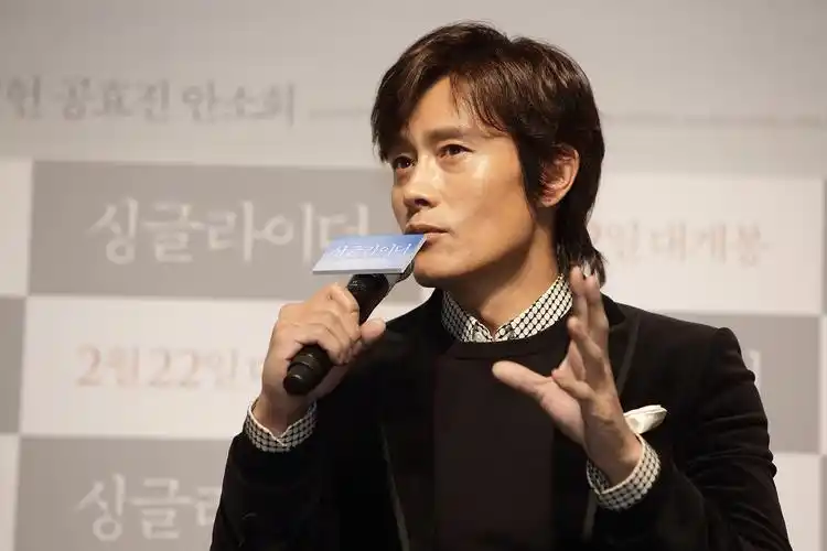 是由李朱英执导, a target="_blank" href="/item/李秉宪/160567"