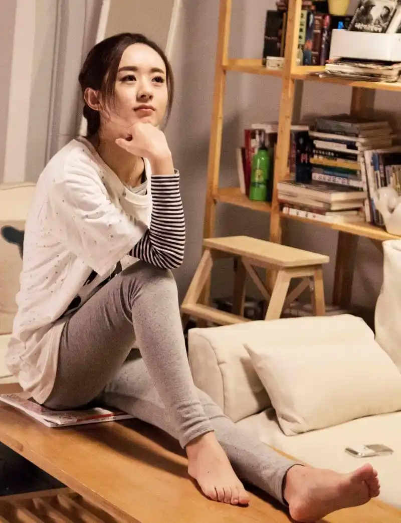 赵丽颖光脚拍戏花絮真可爱.