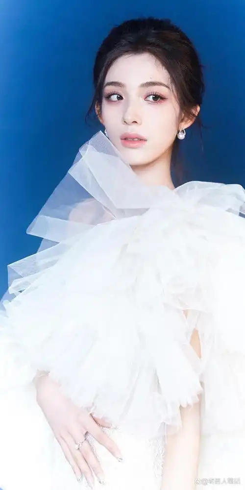 钟丽丽时尚盛典造型,一袭白色蕾丝长裙明艳动人,优越锁骨尽显