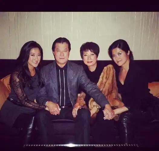 邓光荣32岁女儿出嫁,张学友到场祝贺,老戏骨同框照尽显温馨_沈殿霞