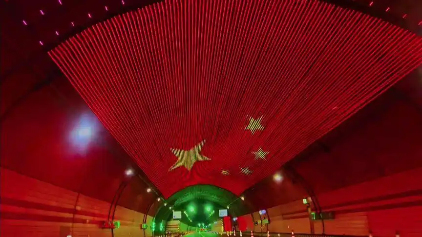 国内唯一有五星红旗的隧道 致敬#国旗 #二郎山隧道 #在路上