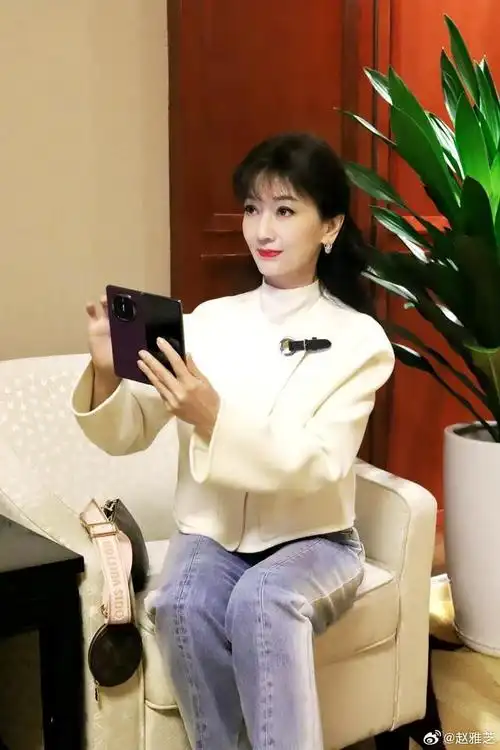 70岁"不老女神"赵雅芝近照曝光,尽管岁月已逝,她依然容光焕发