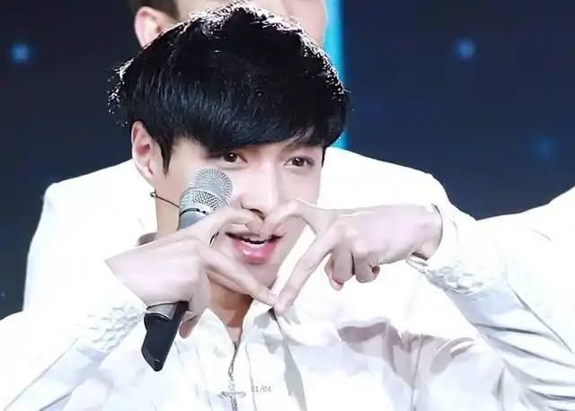 男星的花式比心,杨洋帅气,张艺兴呆萌,可我最服王俊凯!