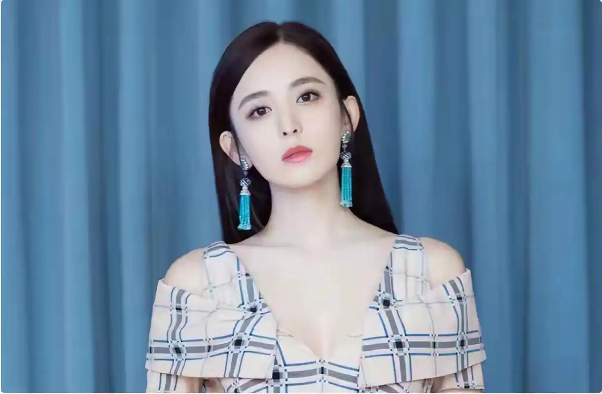 古力娜扎新恋情疑曝光,两人疑已同居,"小鲜肉"男友爱秀床照!