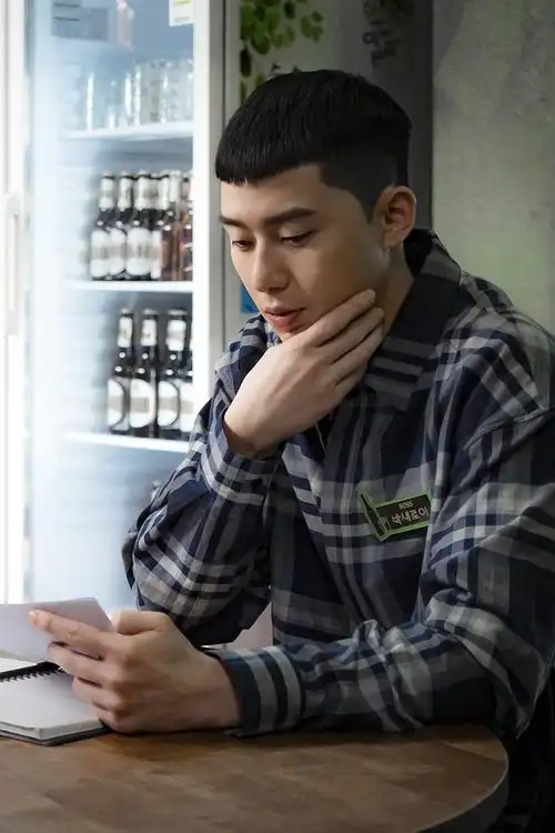 朴叙俊《梨泰院class》最新剧照曝光 可爱栗子头造型吸粉无数--韩国