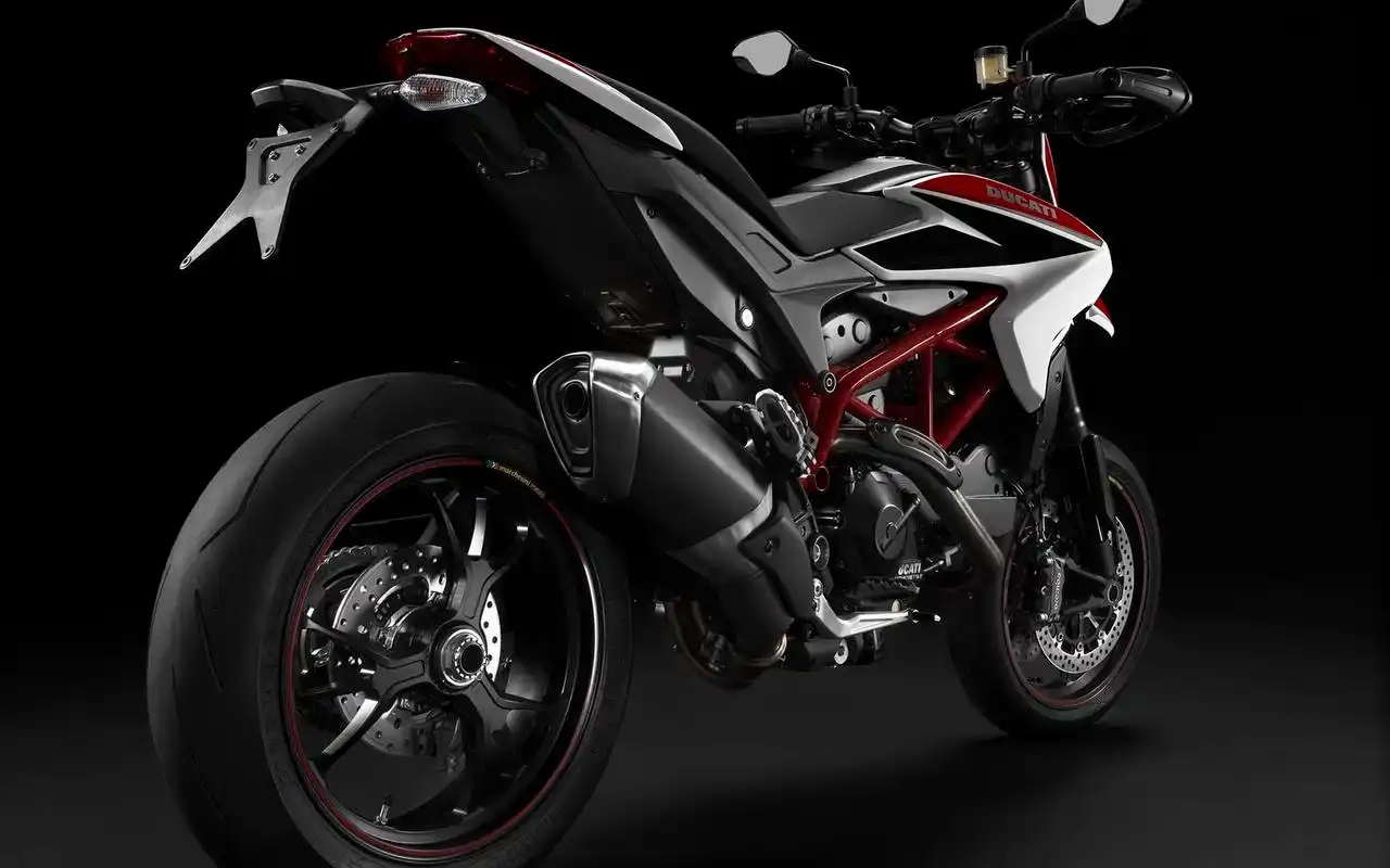 杜卡迪摩托车桌面壁纸之黑色炫酷
