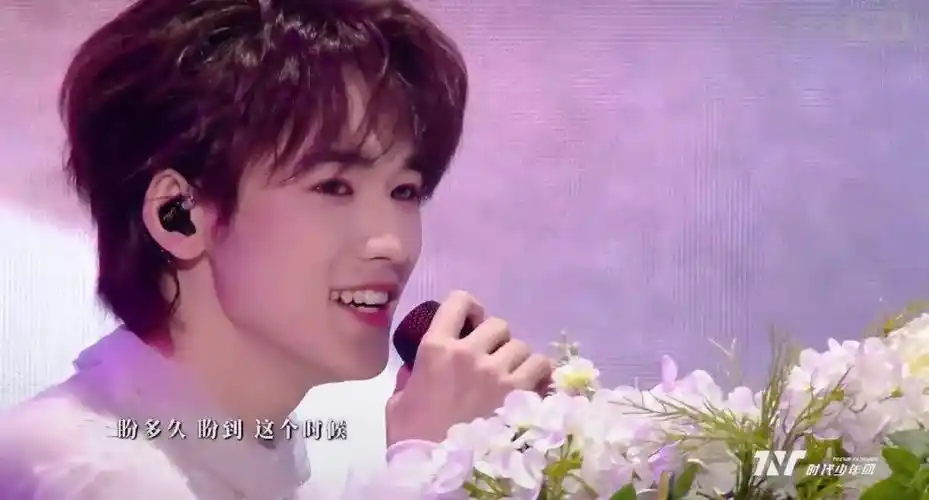 现在的演唱会已经进化这样了#宋亚轩今天舞台《不枉》,今天的小宋好