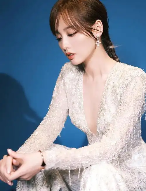 张嘉倪深连体裤秀婀娜身姿,梳低马尾眉眼动人气质佳!_高清图集_新浪网