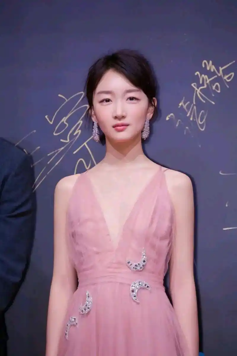低胸装的周冬雨真的好有气场啊