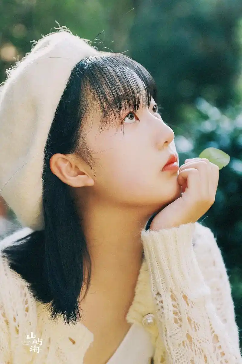 这次想拍日系胶片风格的写真,在工作室的沙发和楼下就立马出片.