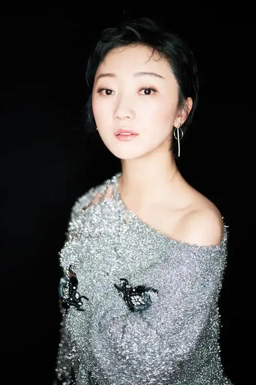 张瑶金银丝搭配玩转复古风 助力公益呼吁要坚持