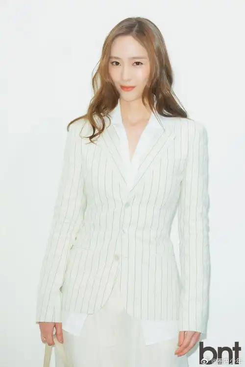 郑秀晶白色西装