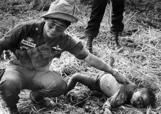 《三体》第一部里,拿皮带活活抽死叶哲泰的红卫兵兽性比谁都足,你看