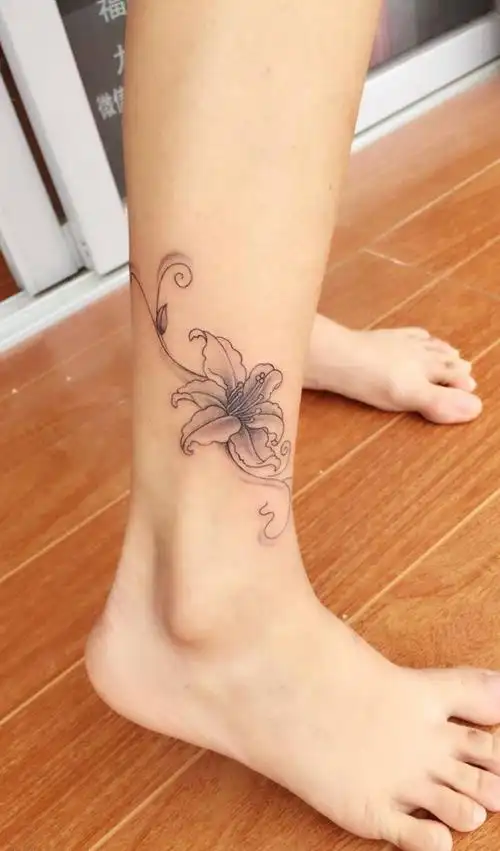 三小花纹身图片_成品脚部清新植物纹身图案