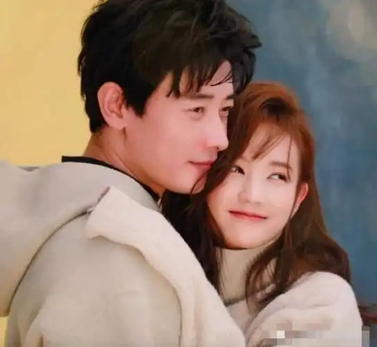 罗晋李一桐罗晋跟李一桐拍宣传照被吐槽小动作太多