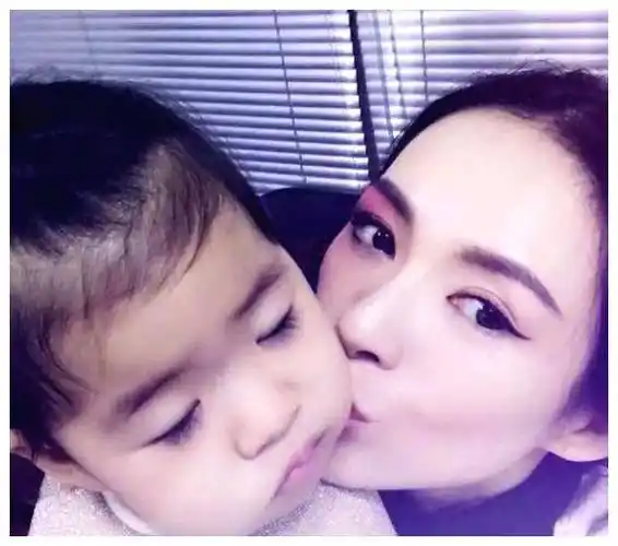 章子怡美艳亮相派对意外特点是儿子浓密秀发想必不像汪峰