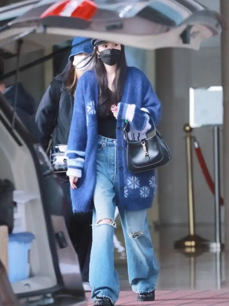 杨幂在机场的街拍中展示了她的私服风格,身穿蓝色针织衫搭配牛仔裤