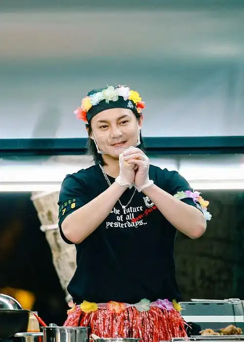 尹正长发飘飘看着太文艺黑色休闲装简单随性沉稳帅气