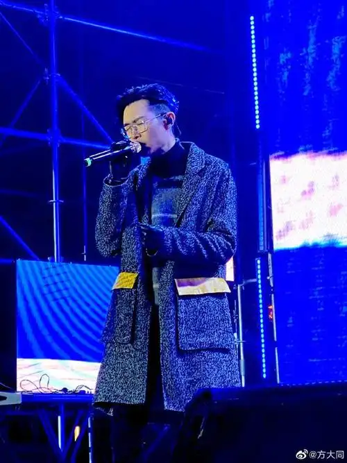 方大同新浪娱乐讯 6月7日,周国贤开直播时无预警爆料方大同[微博]和一