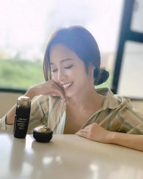 43岁侯佩岑近照,肤白貌美娴静优雅,结婚11年与老公夫妻相十足