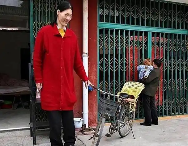 回顾女巨人来自中国安徽穿78码的鞋子一顿饭吃六碗炒面