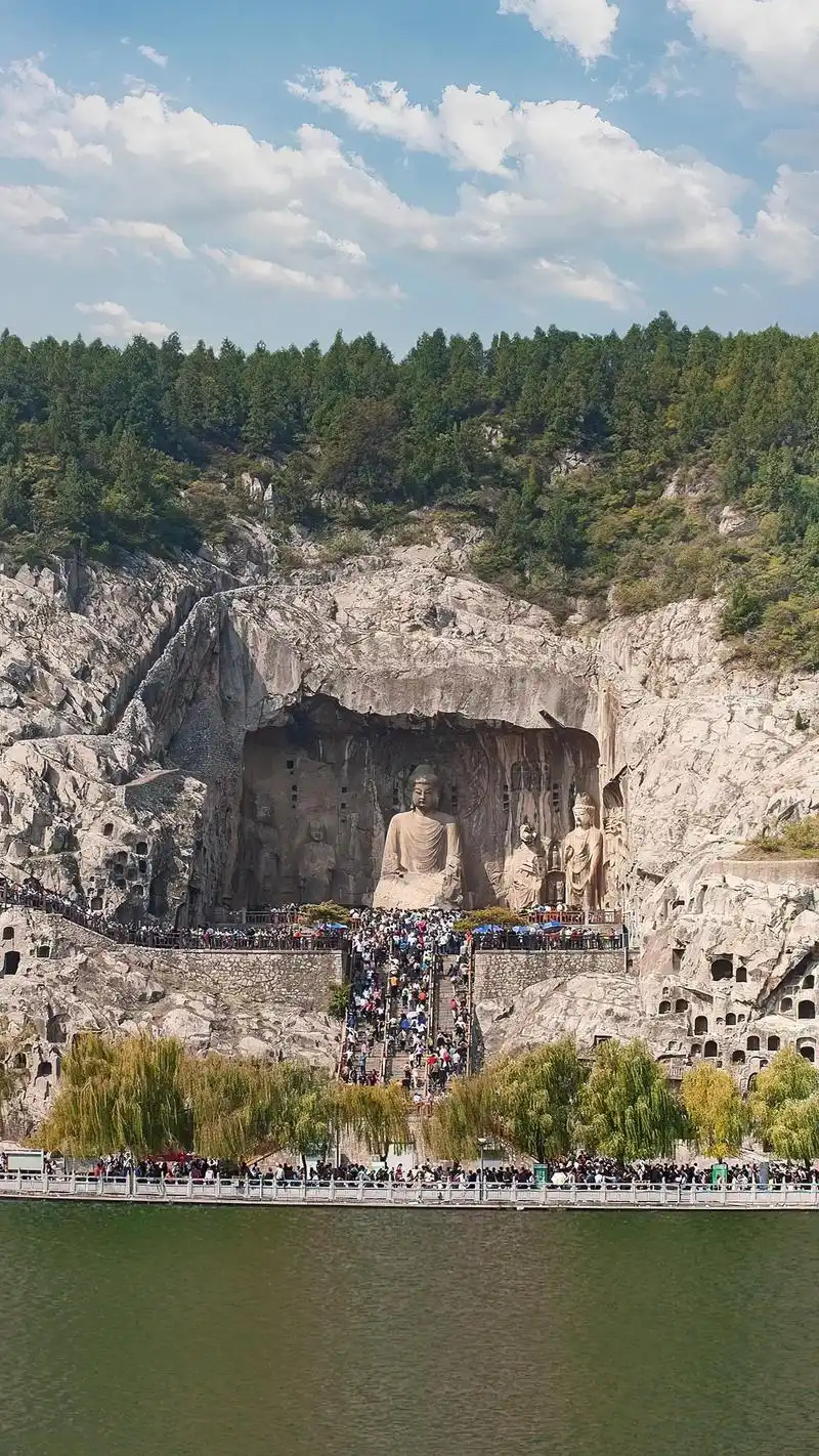 龙门石窟位于河南省洛阳市,始凿于北魏,盛于隋唐.现存洞窟像龛 - 抖音
