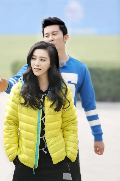 组图:李晨与范冰冰一起下厨 火太大险烧眉毛