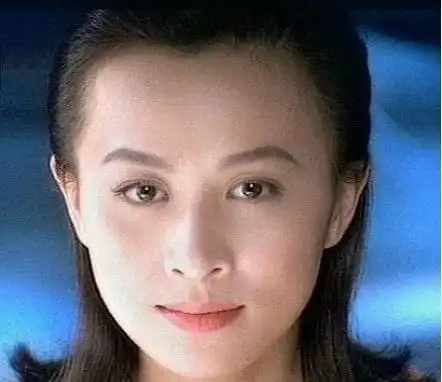 肤白貌美,明眸盘水,顾盼生姿.年轻时候的刘嘉玲,果然惊为天人.