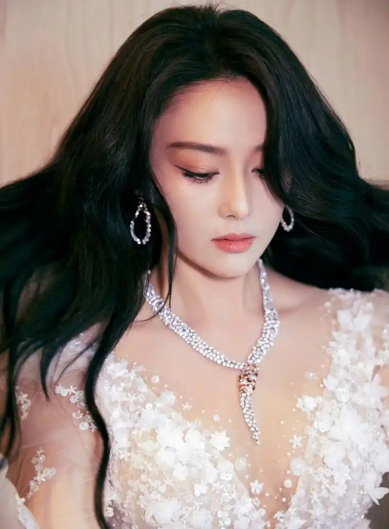 张馨予最新白色半透明蕾丝礼服裙性感迷人,白色珍珠与银蛇项链锦上添
