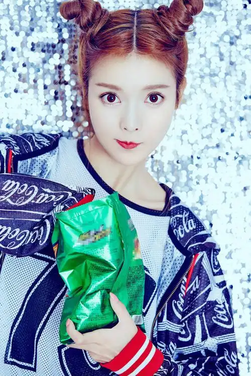 叶子淇运动风写真清凉沁心 萌酷并存