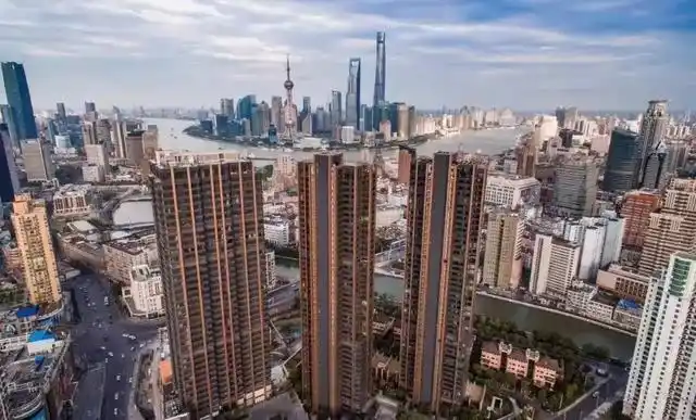 比如说上海,超过百米的住宅楼已经不少见了,有些高档小区甚至出现了