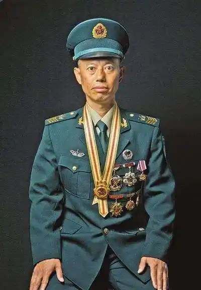 初级士官下士中士,中级士官上士四级军士长,高级士官三级军士长二级军