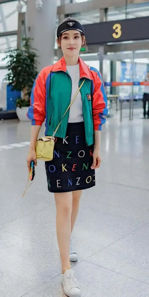 叶一茜素颜走机场穿孔雀绿皮裙本想秀气质但无奈颈纹太吓人